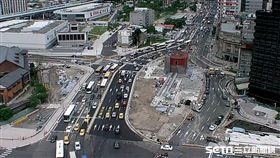 忠孝西路北門周邊路型改善工程於105年11月21日開工，依照交維計畫分四階段施工，逐步調整為都市計畫道路路型　林欽榮視察　新工處提供