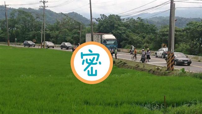 警車滑進稻田　網友笑翻：田中分局嗎