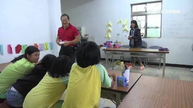 暖心里長自掏腰包　免費課輔弱勢學童