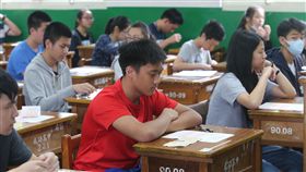 106年國中會考20日登場，在台北市成功高中考場應考的考生，8時20分就定位，準備開始社會科的考試。（圖／中央社）