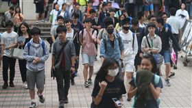 106年國中教育會考21日中午考完最後一科，許多考生輕鬆步出試場。
中央社記者張新偉攝 106年5月21日