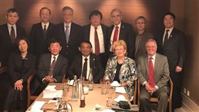 世界醫師會（WMA）會長德賽（Ketan Desai）（前右3）、理事會主席何文（Aridis Hoven）（前右2）與秘書長克洛伯（Otmar Kloiber）（前右）3巨頭，21日與衛福部長陳時中（前左2）會面力挺台灣。（中華民國醫師公會全國聯合會提供）中央社記者唐佩君日內瓦傳真　106年5月21日