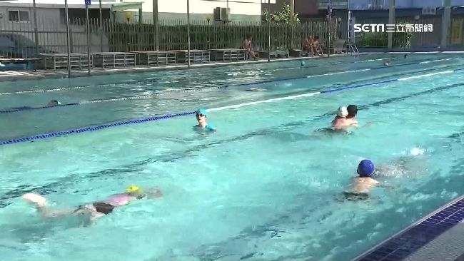 女游泳錯認裸胸　結果阿伯怒射浮板