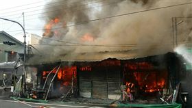 嘉市木造屋火警　12戶遭殃嘉義市共和路一排木造屋21日下午發生火警，火勢快速蔓延，12戶遭殃，其中1家為當地知名早餐店，所幸無人傷亡，起火原因調查中。（嘉義市消防局提供）/中央社