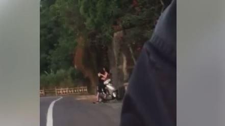 渴成這樣　男女路邊機車上激情愛撫