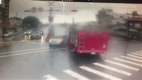 遊覽車,打滑.煞車,急煞,機車,騎士,闖紅燈 圖／翻攝畫面