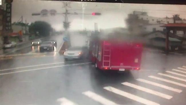 騎士追撞卡車底　消防車搶快也遭殃