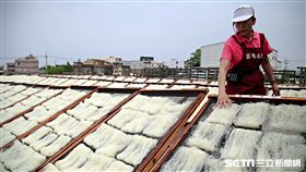 新竹米粉,國際米粉,郭鳳嬌,曬米粉。（圖／記者簡佑庭攝）