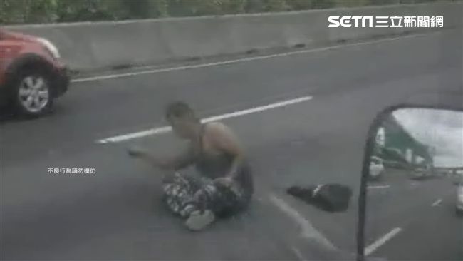 國道「指揮哥」　讓駕駛驚呆了！