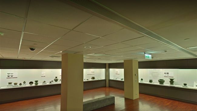 故宮展櫃突開啟　千年文物攤在遊客前