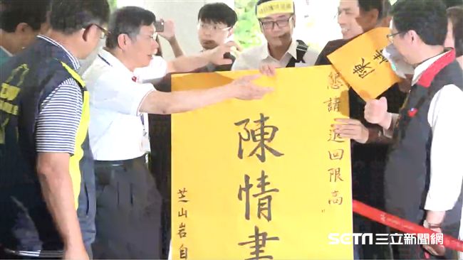 柯赴市議會專案報告　抗議群眾包圍