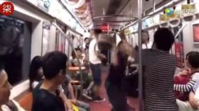 中國,北京,地鐵,大媽,踢肚,潑水,冷漠,乘客,勸阻（圖／翻攝自騰訊視頻）