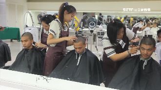 暖！他化療落髮　45位同學剃髮力挺