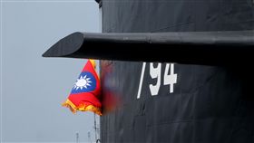 總統蔡英文在左營水星碼頭親自主持海軍106年敦睦遠航訓練支隊啟航歡送暨潛艦國造設計啟動輯合作備忘簽署儀式。（記者邱榮吉/左營拍攝）