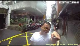 邱男下車對徐女狂飆髒話。（圖／翻攝畫面）