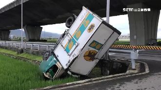 與垃圾車對撞　物流車慘「倒插」田中