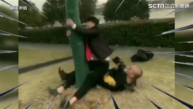 拍婚紗驚嚇劇！攝影師「躺著中槍」