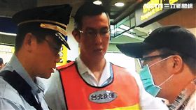 陳嫌攜帶改造手槍搭捷運，準備與友人面交，卻不慎在捷運站掉槍，遭到民眾舉報後逮捕（翻攝畫面）