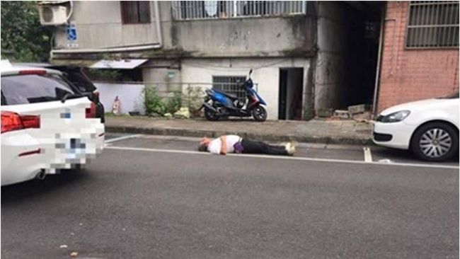 人肉佔車位再進化！　阿伯躺著佔車位