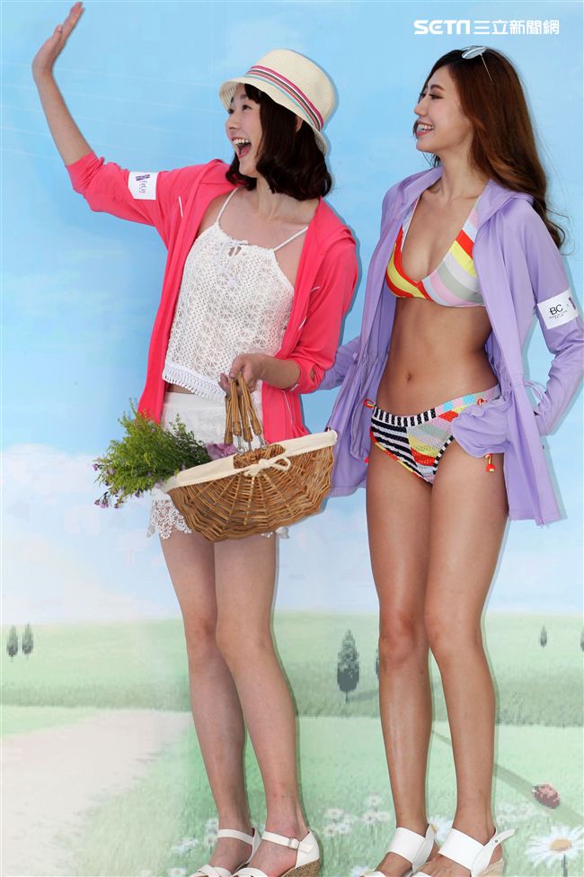 伊林模特兒展事時尚防曬衣。（記者邱榮吉/攝影）