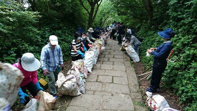 觀音山淨山　慈濟清出2500包垃圾