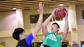 ▲李盈鋒與謝宗融（圖左）組成的禁區雙塔，是雜牌軍奪冠關鍵。（圖／大漢整合行銷提供）