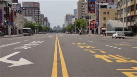 高雄萬安演習　街道淨空如空城／106年南部地區萬安40號演習11日下午1時30分實施，警報發布後，高雄市管制人、車及引導避難，街道迅速淨空，頓時宛如一座空城。圖／中央社