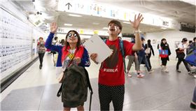 蔡阿嘎,二伯,日本,新宿車站,電車,老婆　圖／翻攝自臉書