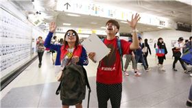 蔡阿嘎,二伯,日本,新宿車站,電車,老婆　圖／翻攝自臉書