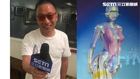 空山基接受三立新聞網獨家影音專訪，70歲的他俏皮拿著麥克風訪問起記者。（圖／三立）