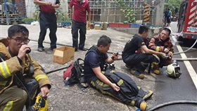 火災,火勢,起火,消防,大火,正新,世新,輪胎,彰化,埔鹽,倉庫,滅火,消防,奇蹟,救災,辛勞,無明,英雄,警消-網友宋哲哲提供，未經同意請勿任意翻攝（警義消與役男無償提供）