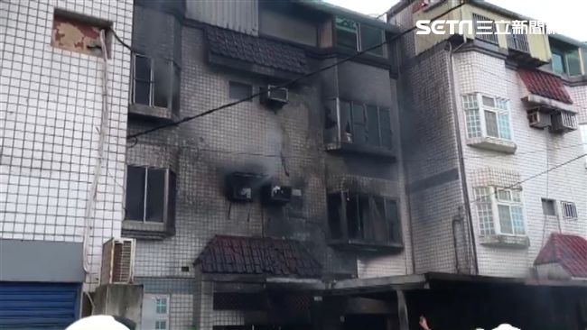 桃園住宅傳火警！　四人受困屋頂