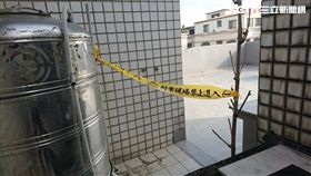 警方在現場拉起封鎖線釐清墜樓原因。（圖／翻攝畫面）