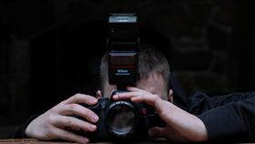攝影師 照相機 拍照
https://www.flickr.com/photos/trentenkelleyphotography/8486880607/in/photolist-dVXtVH-ptT7fo-bkD78F-zZVya-f6f9Tm-deT51p-pt9PF1-apdRSd-auwFLY-2ZcFb2-bJmXR8-ooTCFW-ptaG86-brWeLF-grWnqw-iZbvLF