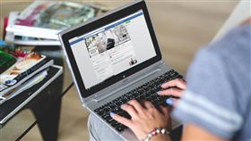 臉書 用電腦 
https://www.flickr.com/photos/141735806@N08/34507500155/in/photolist-UziXze-dP7FwE-dP7Fbj-eUmzFr-amDqW1-eUmzJk-dP7Fr3-dDBYFb-dP24ha-dTqKfm-96qUsF-eUxXJ9-dP7EuA-dTqKdS-8vD6ig-dP24bV-fTQY8o-eUxX