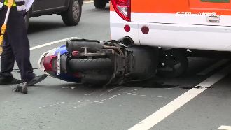疑車速過快　騎士撞公車卡車底哀嚎
