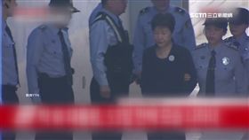 朴瑾惠出庭受審 未穿囚服女警戒護