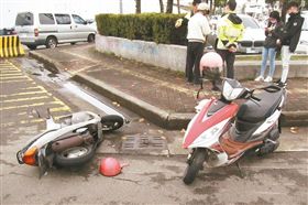 女兒車禍想瞞姊弟戀 ，老媽拋紅線說男警比較好。（圖／翻攝）