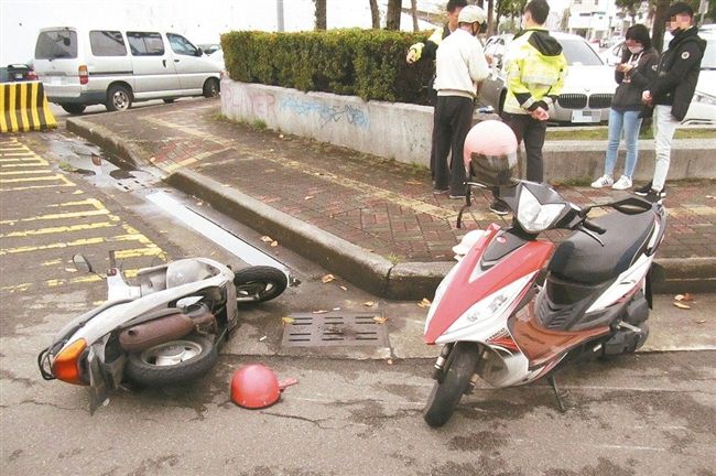 歪樓了！一場車禍⋯員警被逼當小王