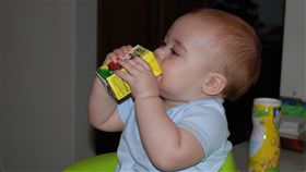 嬰兒 果汁
https://www.flickr.com/photos/myllissa/2665918368/in/photolist-54zwDN-dshHDW-AaXbx-ctbQHU-5tLuc-ao7zzm-dZTQvR-4TiHAs-8uyGNn-aaRfSN-jKgd2h-6v7UrJ-5DKjJ8-9FLSYr-adVEad-aaNrHt-6QFbPN-8sTp4X-q6FW1E-
