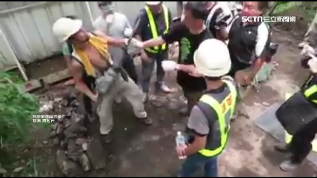 大巨蛋移樹遭阻擋　工人揮舞電鑽攻擊
