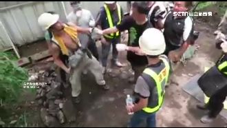 大巨蛋移樹遭阻擋　工人揮舞電鑽攻擊