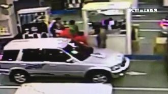 好心提醒熄火　加油站工讀生遭毆掐脖