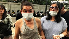 陳男酒後下樓倒垃圾，窺探路旁車輛內部，遭車主持白色長尺毆打，他卻反將對方壓制在地，警方到場將兩人帶回釐清（楊忠翰攝）