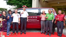 陳志新（左三）捐贈勘災車，並由新北市消防局長黃德清（左四）代表受贈。（圖／翻攝畫面）