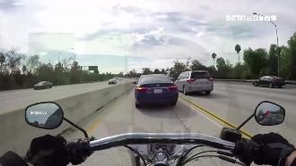 汽車切線撞重機　竟「載著騎士」肇逃