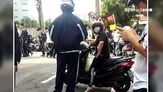 違規迴轉還大小聲？婦人當街怒斥學生