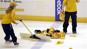 ▲Sissons演出帽子戲法，球迷紛紛丟下帽子。（圖／美聯社／達志影像）