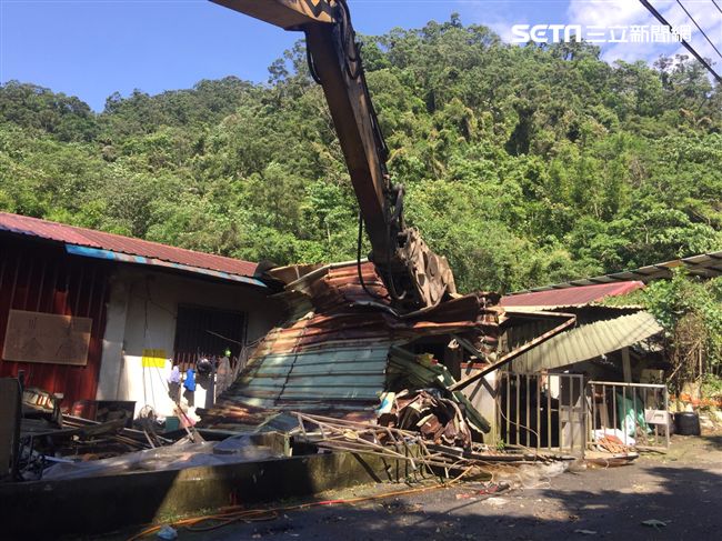 業者違建上經營視聽歌唱　遭強制拆除