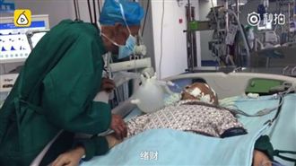 你不醒我不走…8旬老父日夜守重症兒